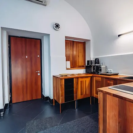 Joy Paul Chinezu 3 Apartment