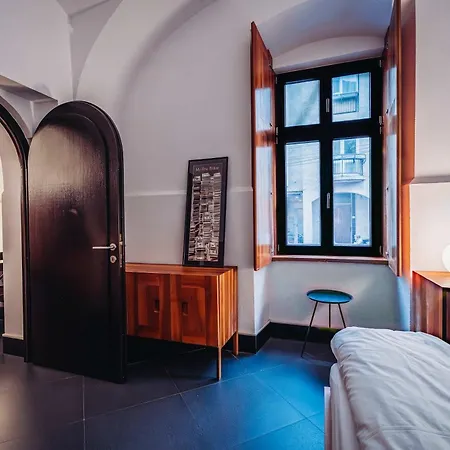 Joy Paul Chinezu 3 Apartment